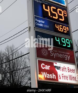 Atlanta, Georgia, Stati Uniti. 8th Mar 2022. Una stazione di benzina ad Atlanta, GA mostra prezzi che raggiungono oltre $4 galloni come il presidente Biden annuncia un divieto sulle importazioni russe di petrolio e gas in ritorsione all'invasione russa dell'Ucraina. Il presidente Biden ha anche avvertito che i prezzi del gas potrebbero aumentare ancora di più a causa della decisione. (Credit Image: © John Arthur Brown/ZUMA Press Wire) Foto Stock