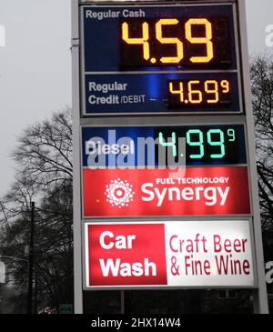 Atlanta, Georgia, Stati Uniti. 8th Mar 2022. Una stazione di benzina ad Atlanta, GA mostra prezzi che raggiungono oltre $4 galloni come il presidente Biden annuncia un divieto sulle importazioni russe di petrolio e gas in ritorsione all'invasione russa dell'Ucraina. Il presidente Biden ha anche avvertito che i prezzi del gas potrebbero aumentare ancora di più a causa della decisione. (Credit Image: © John Arthur Brown/ZUMA Press Wire) Foto Stock