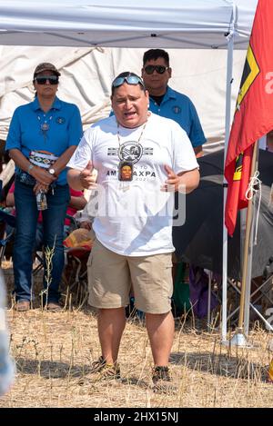 Casey Mitchell parla a una cerimonia di benedizione di Nez Perce che celebra il ritorno a Am'saaxpa, Wallowa Valley, Oregon. Foto Stock