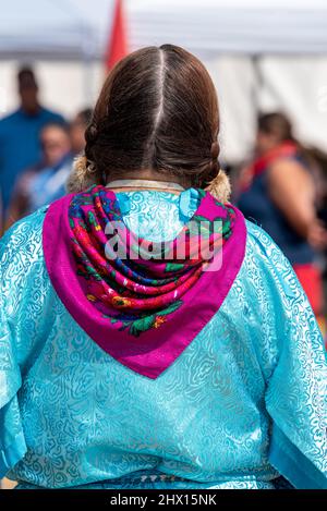 Nez Perce donna con abbigliamento colorato, Wallowa Valley, Oregon. Foto Stock