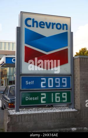 Vancouver, Canada. Marzo 8, 2022. I prezzi della benzina a Vancouver hanno raggiunto livelli record rendendoli i più alti in Nord America. Ciò è dovuto principalmente all'invasione russa dell'Ucraina. I prezzi di oggi hanno raggiunto i 209,9 centesimi per litro per il gas normale e si prevede un aumento ancora più elevato. Foto Stock