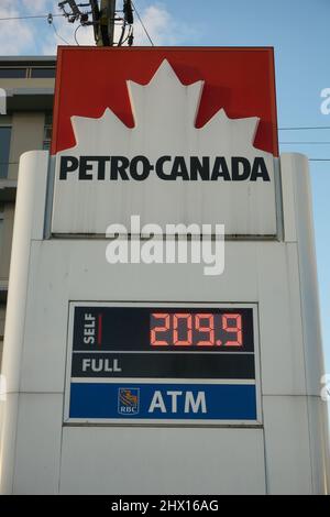 Vancouver, Canada. Marzo 8, 2022. I prezzi della benzina a Vancouver hanno raggiunto livelli record rendendoli i più alti in Nord America. Ciò è dovuto principalmente all'invasione russa dell'Ucraina. I prezzi di oggi hanno raggiunto i 209,9 centesimi per litro per il gas normale e si prevede un aumento ancora più elevato. Foto Stock