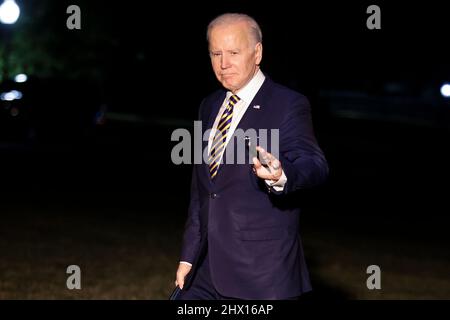 Washington, Stati Uniti. 08th Mar 2022. Il presidente Joe Biden cammina sul prato sud della Casa Bianca come arriva dopo un viaggio a Fort Worth, Texas, il 8 marzo 2022 a Washington, DC. (Foto di Oliver Contreras/Sipa USA) Credit: Sipa USA/Alamy Live News Foto Stock