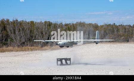 Un sistema Stalker Unmanned Aircraft decollerà durante l'esercizio Littoral II (LEX II) a Camp Lejeune, North Carolina, 3 marzo 2022. Durante il LEX II, Marines e marinai intendono esercitare la loro capacità di scoraggiare il comportamento coercitivo di un avversario nozionale e contribuire direttamente attraverso la dissuasione con sistemi tecnologici avanzati. La divisione ha testato nuove tattiche e training con team di ricognizione e ricognizione multi-dominio in conformità con Force Design 2030. (STATI UNITI Foto del corpo marino di Lance CPL. Ryan Ramsammy) Foto Stock