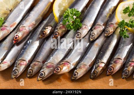 Acciughe marinate europee con verdure e limone Foto Stock