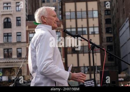 New York, NY - 8 marzo 2022: Il Dr. Bruce Price parla come manifestanti riuniti in occasione della Giornata Internazionale della Donna per chiedere diritti di aborto su Union Square Foto Stock