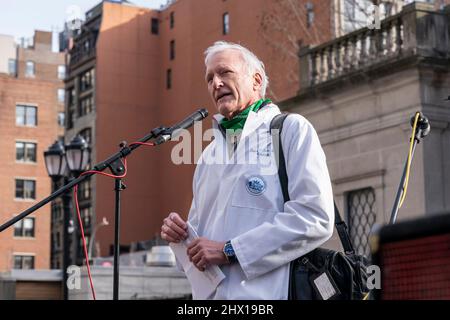 New York, NY - 8 marzo 2022: Il Dr. Bruce Price parla come manifestanti riuniti in occasione della Giornata Internazionale della Donna per chiedere diritti di aborto su Union Square Foto Stock