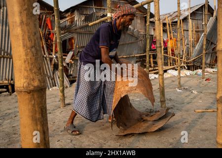 Le baraccopoli di Duari Para a Dhaka, la capitale del Bangladesh, ospitano principalmente migranti climatici provenienti dalla campagna meridionale, dove hanno subito gli effetti del cambiamento climatico: Aumento del livello delle acque, erosione del suolo e salinizzazione. Dhaka, Bangladesh. Foto Stock