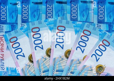 Nuova moneta russa, banconote in carta, valuta duemila, trama di fondo Foto Stock