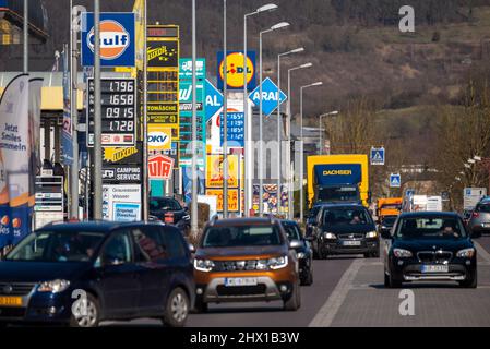 Wasserbillig, Lussemburgo. 08th Mar 2022. Le auto passano davanti alle stazioni di benzina di Wasserbillig, Lussemburgo, vicino al confine tedesco. Nel Granducato, i prezzi del carburante fissati dal governo sono aumentati, ma sono ancora ben al di sotto di quelli della Germania. Credit: Harald Tittel/dpa/Alamy Live News Foto Stock