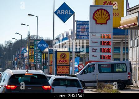 Wasserbillig, Lussemburgo. 08th Mar 2022. Le auto passano davanti alle stazioni di benzina di Wasserbillig, Lussemburgo, vicino al confine tedesco. Nel Granducato, i prezzi del carburante fissati dal governo sono aumentati, ma sono ancora ben al di sotto di quelli della Germania. Credit: Harald Tittel/dpa/Alamy Live News Foto Stock