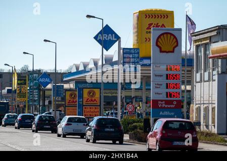 Wasserbillig, Lussemburgo. 08th Mar 2022. Le auto passano davanti alle stazioni di benzina di Wasserbillig, Lussemburgo, vicino al confine tedesco. Nel Granducato, i prezzi del carburante fissati dal governo sono aumentati, ma sono ancora ben al di sotto di quelli della Germania. Credit: Harald Tittel/dpa/Alamy Live News Foto Stock