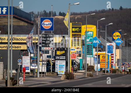 Wasserbillig, Lussemburgo. 08th Mar 2022. Vista rara: Nessun traffico nelle stazioni di servizio di Wasserbillig, Lussemburgo, vicino al confine tedesco. Nel Granducato, i prezzi del carburante fissati dal governo sono aumentati, ma sono ancora ben al di sotto di quelli della Germania. Credit: Harald Tittel/dpa/Alamy Live News Foto Stock