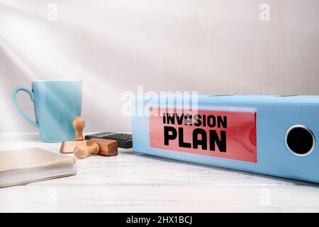 Piano di invasione. Documenti in una cartella blu sulla scrivania dell'ufficio. Foto Stock