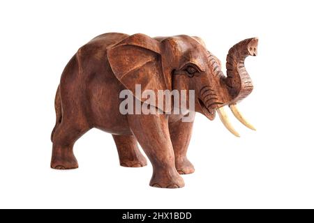 Figura in legno intagliato di un elefante con un tronco sollevato in cima. Isolato su sfondo bianco Foto Stock