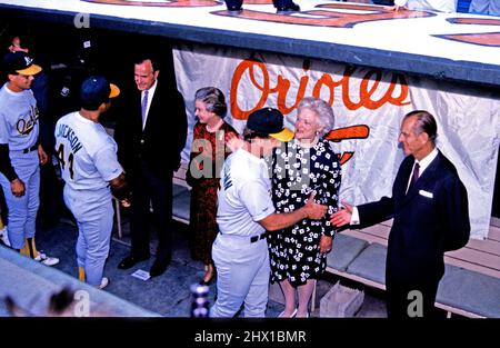 Da sinistra a destra di fronte alla telecamera, il presidente degli Stati Uniti George H.W. Bush, la regina Elisabetta II di Gran Bretagna, la prima signora Barbara Bush, il principe Filippo, il duca di Edimburgo, salutano i membri dell'atletica di Oakland nel dugout di Baltimora Orioles durante la loro visita Memorial Stadium a Baltimora, Maryland il 15 maggio 1991. Sono anche raffigurati Reggie Jackson (44) e il terzo allenatore di base Rene Lachemann (15). L'atletica ha vinto il gioco 6 - 3.Credit: Arnie Sachs / CNP /MediaPunch Foto Stock