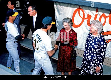 La regina Elisabetta II di Gran Bretagna, seconda destra, scrolla le mani con il direttore di Oakland Athletics Tony LaRussa (10) nel Dugout di Baltimora Orioles durante la loro visita al Memorial Stadium di Baltimora, Maryland, il 15 maggio 1991. Da sinistra a destra di fronte alla telecamera: IL vicepresidente AMERICANO Dan Quayle, il presidente americano George H.W. Bush, la regina Elisabetta II e la prima signora Barbara Bush. L'atletica ha vinto il gioco 6 - 3.Credit: Arnie Sachs / CNP /MediaPunch Foto Stock