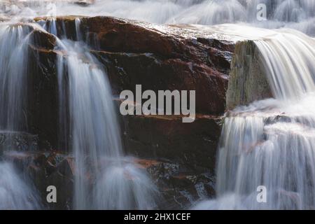 Cascate di Thoreau sulla diramazione nord del ramo est del fiume Pemigewasset nella natura di Pemigewasset a Lincoln, New Hampshire. Foto Stock