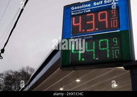 Atlanta, Georgia, Stati Uniti. 8th Mar 2022. Una stazione di benzina ad Atlanta, GA mostra prezzi che raggiungono oltre $4 galloni come il presidente Biden annuncia un divieto sulle importazioni russe di petrolio e gas in ritorsione all'invasione russa dell'Ucraina. Il presidente Biden ha anche avvertito che i prezzi del gas potrebbero aumentare ancora di più a causa della decisione. (Credit Image: © John Arthur Brown/ZUMA Press Wire) Foto Stock