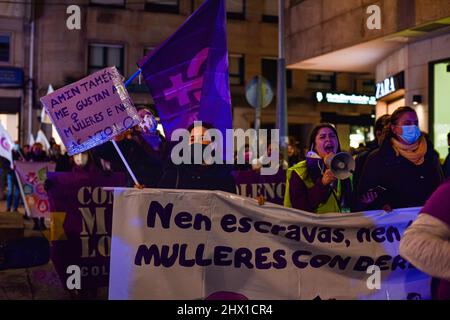 Valencia, Valencia, Venezuela. 8th Mar 2022. La manifestazione chiamata da Galegas 8M ha fatto un giro per le strade del centro di Pontevedra in Galizia, Spagna, dal Pazo Provinciale alla Plaza de la Herreria. (Credit Image: © Elena Fernandez/ZUMA Press Wire) Foto Stock