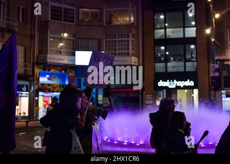 Valencia, Valencia, Venezuela. 8th Mar 2022. La manifestazione chiamata da Galegas 8M ha fatto un giro per le strade del centro di Pontevedra in Galizia, Spagna, dal Pazo Provinciale alla Plaza de la Herreria. (Credit Image: © Elena Fernandez/ZUMA Press Wire) Foto Stock