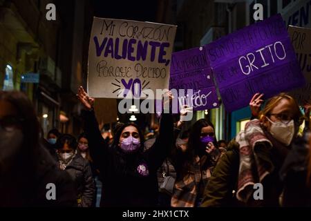 Valencia, Valencia, Venezuela. 8th Mar 2022. La manifestazione chiamata da Galegas 8M ha fatto un giro per le strade del centro di Pontevedra in Galizia, Spagna, dal Pazo Provinciale alla Plaza de la Herreria. (Credit Image: © Elena Fernandez/ZUMA Press Wire) Foto Stock