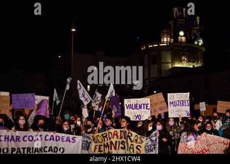 Valencia, Valencia, Venezuela. 8th Mar 2022. La manifestazione chiamata da Galegas 8M ha fatto un giro per le strade del centro di Pontevedra in Galizia, Spagna, dal Pazo Provinciale alla Plaza de la Herreria. (Credit Image: © Elena Fernandez/ZUMA Press Wire) Foto Stock