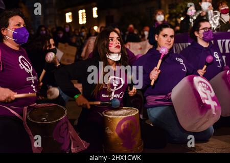 Valencia, Valencia, Venezuela. 8th Mar 2022. La manifestazione chiamata da Galegas 8M ha fatto un giro per le strade del centro di Pontevedra in Galizia, Spagna, dal Pazo Provinciale alla Plaza de la Herreria. (Credit Image: © Elena Fernandez/ZUMA Press Wire) Foto Stock