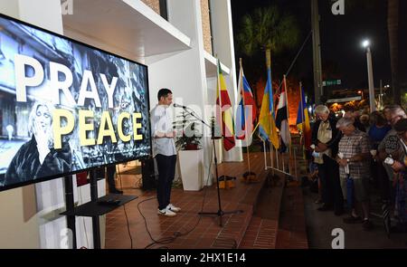 Orlando, Stati Uniti. 08th Mar 2022. Pastor Josh Plant conduce una multi-chiesa 'preghiere per la Pace' veglia a lume di candela per l'Ucraina a Church on the Drive in Orlando, Florida. I pastori locali hanno guidato l'incontro in canto e preghiera per la pace in Ucraina, mentre l'invasione russa iniziata il 24 febbraio 2022 continua. Credit: SOPA Images Limited/Alamy Live News Foto Stock