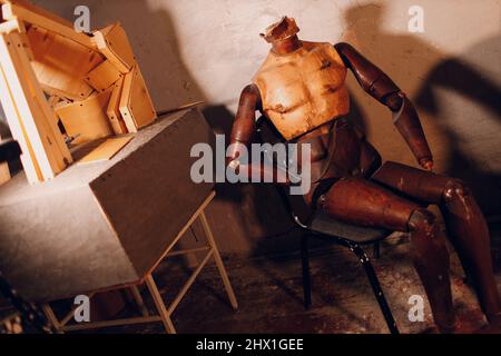 Artefice artigiano e manichino umano scultura quadro in laboratorio Foto Stock