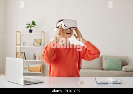 Donna felice in occhiali VR esplorare nuova realtà Foto Stock