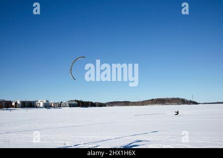 Kiteboarder sul lago ghiacciato Saimaa, Lappeenranta Finlandia Foto Stock