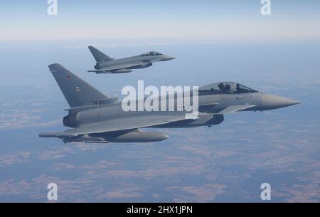 Combattenti per la difesa aerea durante un fotoshoot Air to Air (QRA), Eurofighter dell'Aeronautica militare tedesca Foto Stock