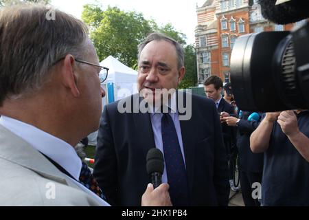 Alex Salmond prende le domande dal canale 4 News sulla scia del risultato del referendum. Egli ha ribadito la necessità che egli vide per David Cameron a dimettersi Foto Stock