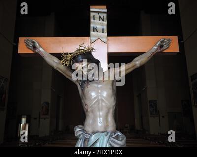 Gesù Cristo sulla croce isolato su sfondo scuro Foto Stock