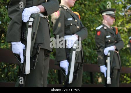 Anche se si indossano guanti di cadetti irlandese come essi provano per una cerimonia di commemorazione del 1916 a Dublino. Foto Stock