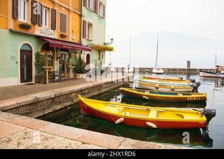 Castelletto di Brenzone, Italia - Dicembre 27th 2021. Inverno al Castelletto di Brenzone sul lago di Garda in provincia di Verona, Veneto, Italia Foto Stock