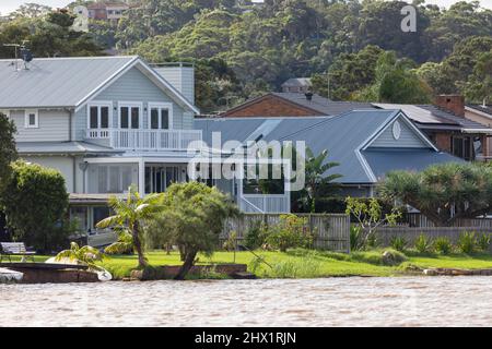 I residenti intorno alla laguna di Narrabeen hanno dovuto evacuare il 8th marzo 2022 a causa di forti piogge e inondazioni, il giorno dopo e l'acqua della laguna è ancora alta, NSW Foto Stock