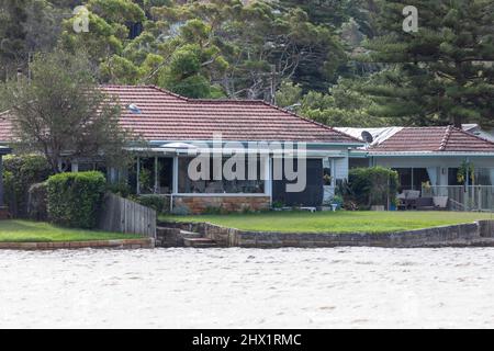 I residenti intorno alla laguna di Narrabeen hanno dovuto evacuare il 8th marzo 2022 a causa di forti piogge e inondazioni, il giorno dopo e l'acqua della laguna è ancora alta, NSW Foto Stock