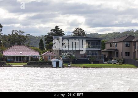 I residenti intorno alla laguna di Narrabeen hanno dovuto evacuare il 8th marzo 2022 a causa di forti piogge e inondazioni, il giorno dopo e l'acqua della laguna è ancora alta, NSW Foto Stock