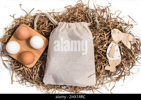 Sacco regalo di Pasqua mockup con uova e coniglietto Foto Stock