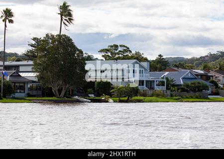 I residenti intorno alla laguna di Narrabeen hanno dovuto evacuare il 8th marzo 2022 a causa di forti piogge e inondazioni, il giorno dopo e l'acqua della laguna è ancora alta, NSW Foto Stock