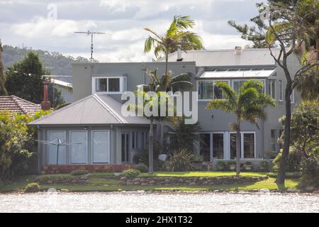 I residenti intorno alla laguna di Narrabeen hanno dovuto evacuare il 8th marzo 2022 a causa di forti piogge e inondazioni, il giorno dopo e l'acqua della laguna è ancora alta, NSW Foto Stock