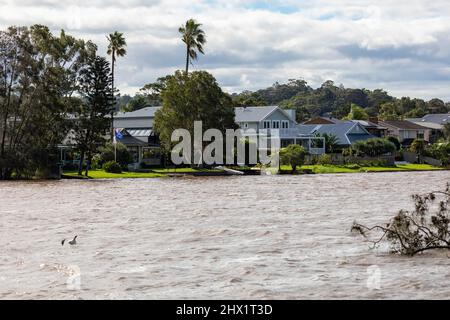 I residenti intorno alla laguna di Narrabeen hanno dovuto evacuare il 8th marzo 2022 a causa di forti piogge e inondazioni, il giorno dopo e l'acqua della laguna è ancora alta, NSW Foto Stock