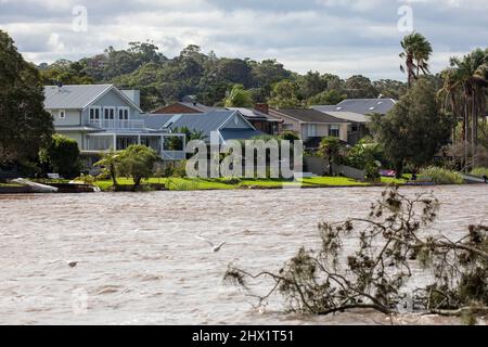 I residenti intorno alla laguna di Narrabeen hanno dovuto evacuare il 8th marzo 2022 a causa di forti piogge e inondazioni, il giorno dopo e l'acqua della laguna è ancora alta, NSW Foto Stock