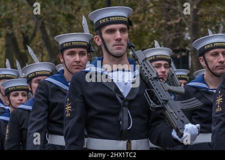 I Royal Naval Reservists della base militare del presidente della HMS marciano nel Lord Mayor’s Show 2021, Victoria Embankment, Londra, Inghilterra, Regno Unito. Foto Stock