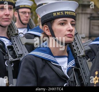 Primo piano di una donna riervista della Royal Naval dalla base militare del Presidente della HMS marzo nel Lord Mayor’s Show 2021, Victoria Embankment, Londra. Foto Stock