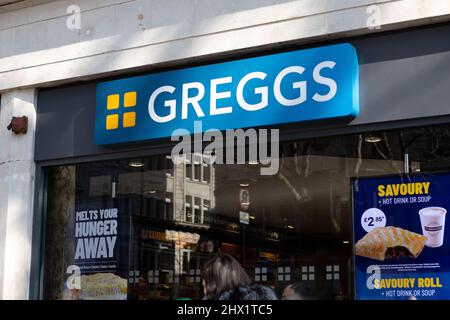 Il 8th marzo 2022 la gente ha visto mangiare in un negozio Greggs di Holborn, Londra. In precedenza, Greggs ha avvertito dell’aumento dei prezzi dei generi alimentari come costi delle materie prime Foto Stock