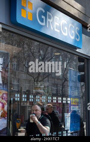 Il 8th marzo 2022 la gente ha visto mangiare in un negozio Greggs di Holborn, Londra. In precedenza, Greggs ha avvertito dell’aumento dei prezzi dei generi alimentari come costi delle materie prime Foto Stock