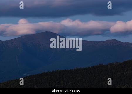 Silhouette del Presidential Range dal Molo Pan di zucchero di mezzo a Betlemme, New Hampshire in una serata estiva nuvolosa al crepuscolo. Lavaggio del supporto Foto Stock